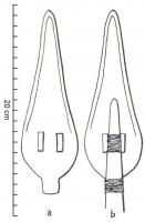 PTL-1001 - Pointe de lance à languettebronzeTPQ : -2500 - TAQ : -1900Pointe de lance à languette, munie de 2 fentes ouvertes destinées à fixer la pointe sur une hampe bifide.