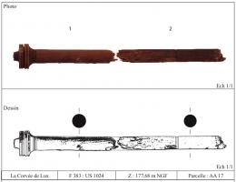 QNL-4044 - Quenouille en bois boisQuenouille en bois fabriquée au tour bois de section circulaire décorée de fine strie sur la tige et dont l'extrémité sommitale se termine par une ballustre