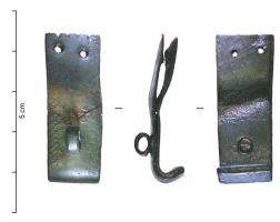 RRL-8008 - Fermoir de livrebronze ou cuivreObjet constitué d'une bande de tôle repliée sur elle-même, avec une extrémité encochée, gravée et percée de deux rivets pour fixation sur un support ; la partie repliée est pourvue d'un anneau latéral riveté.