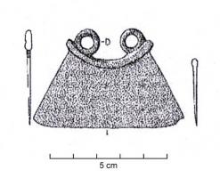 RSR-2002 - Rasoir à simple tranchant : type EndingenbronzeTPQ : -700 - TAQ : -600Rasoir à lame non ajourée, aux tranchant et dos en arcs de cercle, parfois concentriques et surmontée de deux anneaux, placés près des extrémités du dos. Le dos est souvent renforcé par une barrette.