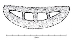 RSR-2004 - Rasoir à simple tranchant : type BerriasbronzeTPQ : -800 - TAQ : -500Rasoir à lame ajourée, en forme d'une partie de cercle, à dos droit ou légèrement concave et sans anneau. Les ajours adoptent des formes géométriques.