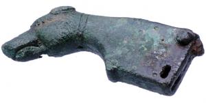 RSR-4014 - Rasoirfer, bronzeTPQ : 1 - TAQ : 300Rasoir (?) dont le manche en alliage cuivreux, fixé à la lame par deux rivets, figure une tête de chien sur une gaine rectangulaire plate.