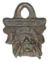 SIT-4073 - SitulebronzeSitule de forme inconnue ; anse articulée sur deux attaches brasées sous la lèvre, de forme triangulaire et ornées d'une tête couronnée de lierre (Bacchus), sous le robuste anneau servant à l'articulation de l'anse.