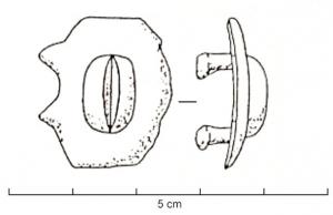 SPD-4008 - Suspension de pendant de harnais, en forme de vulvebronzeTPQ : 200 - TAQ : 300Applique de harnais de forme hexagonale, ornée au centre d'un motif en relief en forme de vulve et dotée deux rivets de fixation au revers. Une protubérance formant un anneau sur un côté est destinée à recevoir un pendant en suspension.