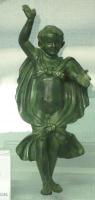 STE-4075 - Statuette : Eros bachiquebronzeEros sous la forme d'un jeune garçon, les mains tendues vers l'avant et le bras droit levé, vêtu d'une seule nébride dont les pattes sont nouées au niveau de la poitrine et des cuisses; la peau gonflée par le mouvement forme autour du corps comme un écrin drapé.
