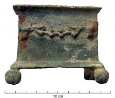 STE-4099 - Statuette : socle parallélépipédiquebronzeSocle parallélépipédique, pouvant comporter un décor en façade, ou une inscription relative à la statuette qui était ainsi présentée.