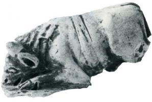 STE-4105 - statuette zoomorphe : bovidéterre cuiteTPQ : 1 - TAQ : 300Taureau ou boeuf au sacrifice, semi-affaissé sur ses membres antérieurs.
