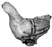 STE-4121 - Statuette zoomorphe : pouleterre cuiteTPQ : 1 - TAQ : 300La poule est debout, les pattes reposent sur un socle. La queue est verticale et presque carrée, elle est ornée de bandes d'arêtes.