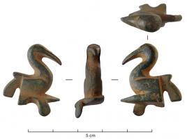 STE-4130 - Statuette zoomorphe : ibisbronzeFigurine assez schématique, représentant un ibis assis sur ses pattes; d'un côté, applique formant une double excroissance plate (fixation ?).