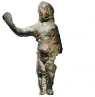 STE-4166 - Statuette : enfant - GéniebronzeEnfant debout, nu, les bras levés; pose statique, les deux jambes serrées l'une contre l'autre, avec le genou gauche à peine replié. Le visage est légèrement tourné vers la gauche, regardant sans doute l'objet que tenait la main droite, relevée au niveau des traits.
