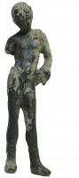 STE-4167 - Statuette : enfantbronzeAdolescent nu, à l'exception d'une serviette jetée sur l'épaule gauche, et de bottines aux pieds. Le corps mince et juvénile, est fortement déhanché vers la droite, l'épaule gauche relevée et la tête penchée. Le visage est surmonté de boucles.