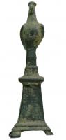 STE-4178 - Statuette zoomorphe : aigle sur soclebronzeAigle aux ailes repliées, posé sur un socle à deux degrés, prolongeant lui-même un autel pyramidal posé sur quatre petits supports d'angles.