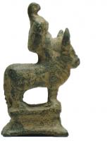 STE-4182 - Statuette zoomorphe : aigle sur taureaubronzeStatuette en bronze présentant un aigle aux ailes repliées, dans une postiton de repos, posé sur l'encolure d'un taureau debout.