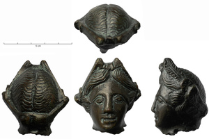 STE-4226 - Statuette : FortunebronzeTête féminine diadémée; les cheveux sagement séparés sur le front en deux bandeaux dégagés par une raie médiane semblent retenus par le prolongement du diadème à l'arrière du crâne. Fortune ?