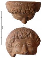 STE-4239 - Statuette : figurineterre cuiteTPQ : -30 - TAQ : 100Fragment de figurine. La partie conservée montre un visage aux traits idéalisés, symétriques, très régulièrement encadré par une coiffure traitée en petites mèches juxtaposées et formant une frange au dessus des sourcils.