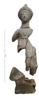 STE-4245 - Statuette : Minerveterre cuiteMinerve debout, vêtue du chiton, de l'himation avec un emblema de cuirasse sur la poitrine,casque corinthien posé sur la tête. La main gauche repose sur le bouclier posé au sol, la droite pend le long du corps.