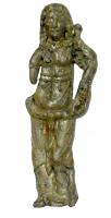 STE-4280 - Statuette : personnage fémininplombTPQ : 50 - TAQ : 150Divinité féminine, un serpent (?) enroulé autour des hanches et remontant sur l'épaule gauche ; le buste, couvert d'une fine tunique (plis), est orné de plusieurs rangs de chaînettes avec pendants.