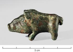 STE-4286 - Statuette zoomorphe : sanglierbronzeTPQ : -30 - TAQ : 50Figurine, de petite taille, représentant un sanglier au corps trapu, éventuellement marqué de plis sous la forme d'incisions.