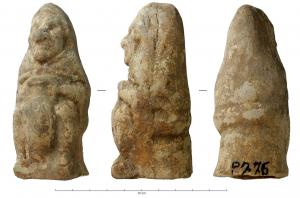 STE-4342 - Statuette : femme à l'amphoreterre cuiteFigurine deprésentant une vieille femme, les traits marqués et la tête couverte d'un pan de son vêtement : assise, elle maintient une amphore entre ses genoux, de ses deux mains posées sur les anses.