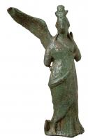 STE-4352 - Statuette : Isis - Fortune ailéebronzeLa déesse, debout, porte une tunique majestueusement serrées sur la poitrine, et un manteau disposé en biais sur les hanches ; elle est coiffée du disque isiaque et devait s'appuyer à droite sur l'aviron de Fortune. Les ailes sont déployées dans le dos.