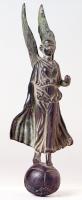 STE-4364 - Statuette : Niké - VictoirebronzeTPQ : 1 - TAQ : 250Déesse au vêtement ample, atterrissant sur un globe, les ailes resserrées dans le dos, tenant une boule dans la main gauche, la droite pendant le long du corps.