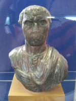 STE-4495 - Buste masculinargentBuste d'homme d'âge mur vêtu d'une toge. 