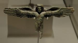 STE-4512 - Statuette : Icare bronzeTPQ : 1 - TAQ : 300Statuette figurant Icare les bras écartés avec des ailes attachées par des bandelettes. 