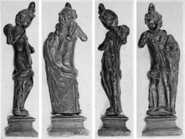 STE-4515 - Statuette : HarpocratebronzeHaprocrate est figuré sous la forme d'un jeune adolescent, mince, nu à l'exception d'un manteau couvrant le bas du corps, et que le jeune homme retient du bras gauche replié ; il est coiffé d'une feuille de lotus (?) et porte l'index droit en direction de sa bouche.