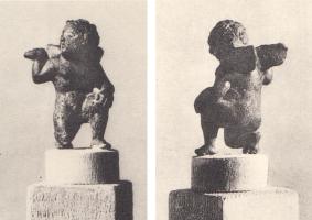 STE-4554 - Statuette : Eros - AmourbronzeTPQ : -30 - TAQ : 300Eros sur la forme d'un très jeune enfant, ailé, posant un genou en terre et la main gauche posée sur le genou gauche ; la main droite repliée vers le haut tenait un plateau ou une corbeille.