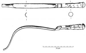 STR-4002 - Strigile à manche tubulaire tripartite - Groupe IVbronzeStrigile en bronze, dont le manche creux est constitué de trois éléments : le capulus, la clausula et un élément bombé venant fermer la partie proximale du manche.
Certains exemplaires comportent un décor à nodosité évoquant une massue d'Hercule. 