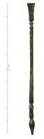 STY-4113 - StyletbronzeStylet à long manche facetté, spatule allongée au sommet ; à l'opposé, moulures sur la zone de préhension.