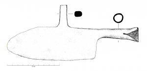 TCH-4003 - TranchoirferCouteau massif à douille, le dos et le tranchant sont droits et convergent pour former une pointe symétrique arrondie. Présence d'un ergot allongé servant de surface de frappe, en partie centrale du dos de la lame.