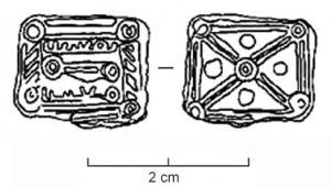 TES-5001 - TessèreplombTPQ : 700 - TAQ : 800Tessère (?) resctangulaire en plomb, présentant sur les deux faces des motifs géométriques et des inscriptions en caractères coufiques.