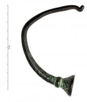 TRQ-3018 - Torque à tamponsbronzeTorque à tampons tronconiques ; décor de motifs curvilignes (floraux ) ou de godrons, moulures ; le diamètre du jonc diminue de façon constante à partir des tampons.