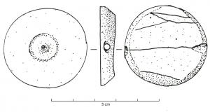 ACE-4031 - Applique de ceintureosTPQ : 1 - TAQ : 250Médaillon circulaire, ornement mouluré centré sur une face, l'autre fruste; perforation transversale étroite.