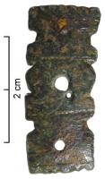 ACE-5032 - Applique de ceinturebronzeApplique rectangulaire ; deux incisions transversales pour la séparation de trois sections aux bords découpés ; encoches triangulaires en bandeau aux extrémités ; trois perforations pour la fixation sur le cuir.