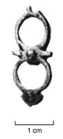ACG-4004 - Applique de cingulumbronzeTPQ : 300 - TAQ : 450Applique ajourée constituée de deux anneaux jointifs, avec des ornements en forme de fleurons ; trois rivets de fixation.