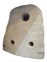 ACR-1001 - AncrepierreAncre archaïque en pierre faisant partie des modèles les plus anciens, appelée aussi Mouille. Peu efficaces , elles pouvaient être percées d'un trou et parfois être accrochées en chapelet selon les besoins. Elles peuvent également avoir un système à 2 ou 3 trous où sont fichés un ou deux morceaux de bois pour une meilleure accroche dans les fonds marins ou fluviaux.