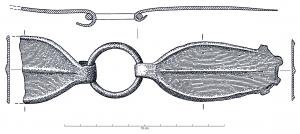 AGC-1008 - Agrafe de ceinturebronzeAgrafe composée d'un corps ovale orné de nervures latérales et d'une nervure médiane. La partie proximale, de forme presque carrée, à 4 griffes, est séparée du corps par un étranglement plus ou moins prononcé. La partie distale est pourvue d'un crochet.