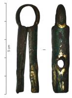 AGH-9002 - Agrafe de harnaisbronze doréAgrafe de harnais coulée, comportant un robuste anneau et deux plaques formant un tube, percé transversalement pour une goupille de fixation.