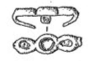 AGR-5048 - Agrafe à double crochet à corps tripartite incrusté, type 1.B.1bronze, verreTPQ : 675 - TAQ : 800Agrafe dont le corps tripartite est composé de trois registres sub-circulaires, décorés d'une incrustation de pierre ou de verrerie.