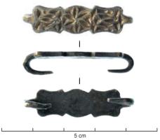 AGR-5061 - Agrafe à double crochet à corps plat découpé ou tripartite, type 1.BargentAgrafe à double crochet plate, à contour festonné, ornés. Il existe une variante tripartite avec verrerie. 