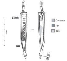 AMI-3001 - Arme votive : épée ou poignardbronzeTPQ : -75 - TAQ : -30Epée ou poignard miniature, à lame droite effilée vers la pointe ; le fourreau est équipée d'une bouterolle moulurée, et ajouré sur toute la longueur ; boucle de suspension fixée au revers, au sommet du fourreau.