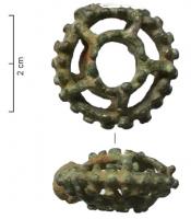 AML-3010 - Amulette-cage bouletéebronzeTPQ : -50 - TAQ : 10Amulette filiforme composée de trois ou cinq minces anneaux superposés, reliés par des rayons ; les intersections sont bouletées.
