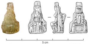 AML-3029 - Amulette : CybèleverreTPQ : -125 - TAQ : -75Amulette moulée en verre incolore (légèrement verdâtre), figurant Cybèle assise sur un trône, coiffée du polos et vêtue d'une longue tunique serrée sous les seins ; de part et d'autre, deux lions assis servant d'accoudoirs; anneau au revers.
