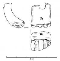 AMP-4031 - Amulette phalliqueos ou bois de cerfTPQ : 1 - TAQ : 260Objet taillé dans une section de diaphyse d'os long de ruminant, ce qui lui donne l'aspect d'un ruban arqué, percé au centre; on reconnaît d'un côté une représentation phallique, de l'autre les doigts d'une main faisant le geste de la figue.