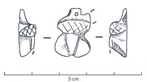 AMP-4047 - Amulette phalliqueambreTPQ : 1 - TAQ : 100Amulette figurant des organes génitaux masculins au repos, la toison du pubis figurée par des incisions croisées ; anneau sommital pour la suspension.