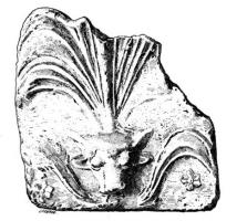 ANT-4026 - Antéfixe : Palmette à 7 branches sur tête de taureauterre cuiteTPQ : 1 - TAQ : 300Antéfixe en forme de palmette émergeant d'une tête de taureau.