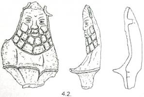 APH-4071 - Applique de harnais : buste de SilènebronzeTPQ : 200 - TAQ : 300Applique figurant un buste de Silène émergeant d'un fleuron, prolongé en pointe vers le bas. Le visage aux traits grossiers, épatés, est surmonté d'un crâne chauve flanqué de deux excroissances en forme de croissants barbe et moustache peuvenet être figurés par de longues mèches, ou des incisions plus stylisées; deux rivets de fixation pour cuir au revers.