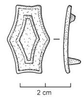 APH-4107 - Applique de harnais émailléebronzeApplique de harnais en forme de polygone allongé, côtés concaves; le contour est reproduit en réduction pour obtenir deux zones émaillées concentriques; au revers, deux rivets de fixation.